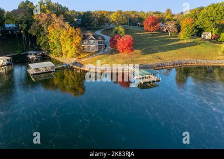 Aerial view of lakefront homes and floating boat docks with upper deck and slide on Tims Ford Lake in Tennessee. Stock Photo