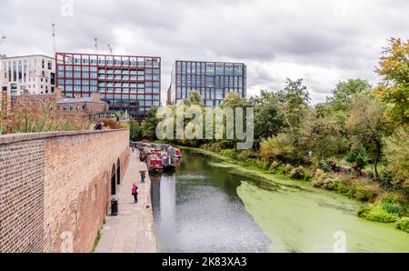 King's Cross Regent's canal towpath, Granary Square, North London Stock Photo