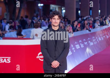 Louis Garrel: a quintessential Paris intellectual - ELEGANCEPEDIA