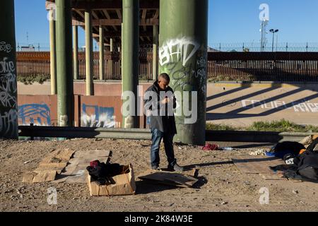 Juarez, Chihuahua, Mexico. 20th Oct, 2022. Nearly 600 Venezuelan migrants are stranded in Ciudad JuÃ¡rez, Chihuahua after being expelled from the United States under title 42, the migrants take shelter under the international bridge because the shelters are at their maximum capacity, every day more Venezuelans are expelled of the United States along this border. (Credit Image: © David Peinado/ZUMA Press Wire) Credit: ZUMA Press, Inc./Alamy Live News Stock Photo