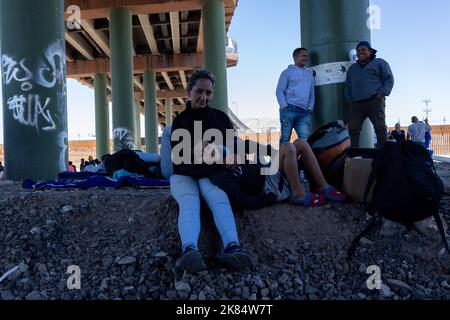 Juarez, Chihuahua, Mexico. 20th Oct, 2022. Nearly 600 Venezuelan migrants are stranded in Ciudad JuÃ¡rez, Chihuahua after being expelled from the United States under title 42, the migrants take shelter under the international bridge because the shelters are at their maximum capacity, every day more Venezuelans are expelled of the United States along this border. (Credit Image: © David Peinado/ZUMA Press Wire) Credit: ZUMA Press, Inc./Alamy Live News Stock Photo