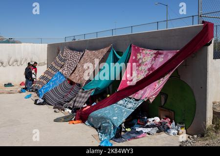 Juarez, Chihuahua, Mexico. 20th Oct, 2022. Nearly 600 Venezuelan migrants are stranded in Ciudad JuÃ¡rez, Chihuahua after being expelled from the United States under title 42, the migrants take shelter under the international bridge because the shelters are at their maximum capacity, every day more Venezuelans are expelled of the United States along this border. (Credit Image: © David Peinado/ZUMA Press Wire) Credit: ZUMA Press, Inc./Alamy Live News Stock Photo