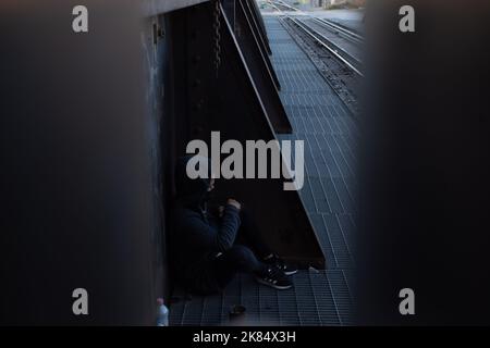 Juarez, Chihuahua, Mexico. 20th Oct, 2022. A woman from Ecuador was detained by a Border Patrol agent carrying a rubber bullet gun, the woman was attempting to cross the border irregularly to seek asylum in the United States. (Credit Image: © David Peinado/ZUMA Press Wire) Credit: ZUMA Press, Inc./Alamy Live News Stock Photo