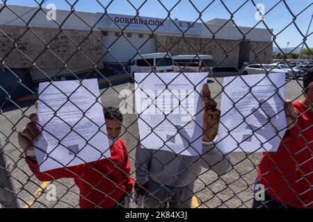 Juarez, Chihuahua, Mexico. 20th Oct, 2022. Nearly 600 Venezuelan migrants are stranded in Ciudad JuÃ¡rez, Chihuahua after being expelled from the United States under title 42, the migrants take shelter under the international bridge because the shelters are at their maximum capacity, every day more Venezuelans are expelled of the United States along this border. (Credit Image: © David Peinado/ZUMA Press Wire) Credit: ZUMA Press, Inc./Alamy Live News Stock Photo