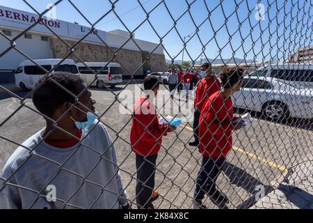 Juarez, Chihuahua, Mexico. 20th Oct, 2022. Nearly 600 Venezuelan migrants are stranded in Ciudad JuÃ¡rez, Chihuahua after being expelled from the United States under title 42, the migrants take shelter under the international bridge because the shelters are at their maximum capacity, every day more Venezuelans are expelled of the United States along this border. (Credit Image: © David Peinado/ZUMA Press Wire) Credit: ZUMA Press, Inc./Alamy Live News Stock Photo