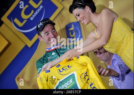 Team Europcar's Thomas Voeckler celebrates after retaining the Yellow Leader's Jersey  Stock Photo