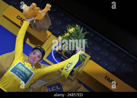 Team Europcar's Thomas Voeckler celebrates after retaining the Yellow Leader's Jersey  Stock Photo