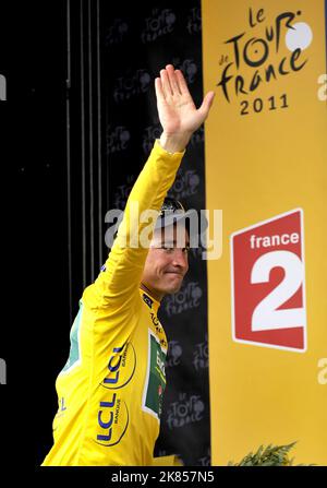 Team Europcar's Thomas Voeckler celebrates after retaining the Yellow Leader's Jersey  Stock Photo