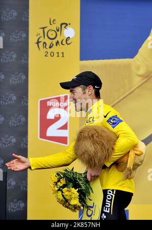 Team Europcar's Thomas Voeckler celebrates on the podium with the yellow leader's jersey  Stock Photo