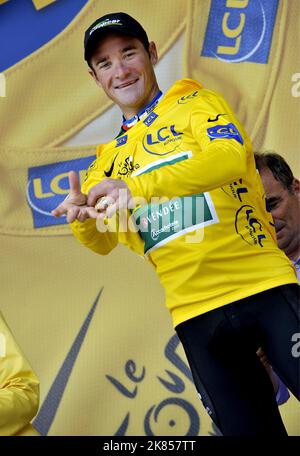 Team Europcar's Thomas Voeckler celebrates after retaining the Yellow Leaders Jersey for stage 16  Stock Photo