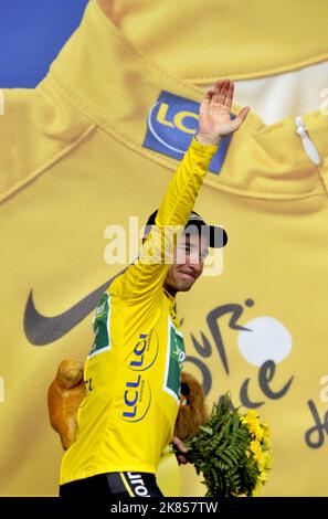 Team Europcar's Thomas Voeckler celebrates on the podium with the yellow leader's jersey  Stock Photo