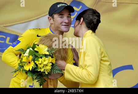 Team Europcar's Thomas Voeckler celebrates after retaining the Yellow Leaders Jersey for stage 16  Stock Photo