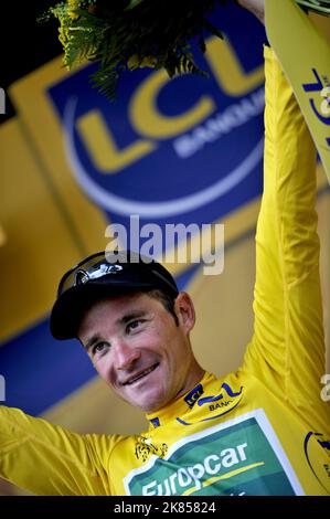 Team Europcar's Thomas Voeckler celebrates after retaining the Yellow Leader's Jersey  Stock Photo