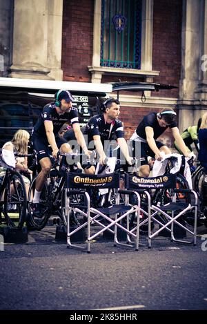 Kristian House of Rapha Condor JLT warming up during the 2014 Jupiter London Nocturne at Smithfield Market. Stock Photo