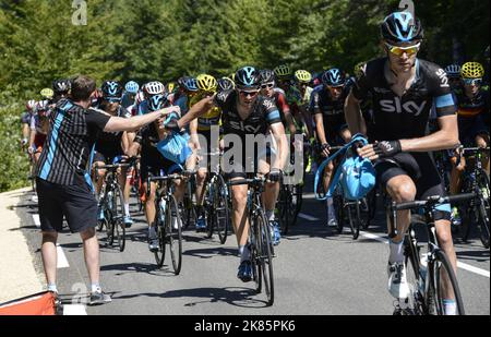A soigneur hands out energy gels and water bottles on the way up the first climb from Bourg de Peage and Gap as Luke Rowe and Ian Stannard take one Stock Photo
