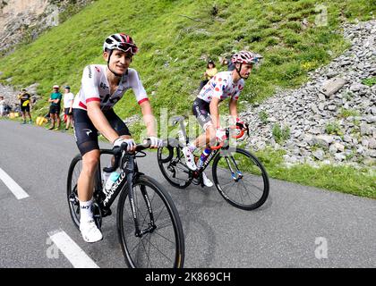 Polka dot jersey, Julian Alaphilippe (Quick-step Floors) and polish road race champion Michal KWIATKOWSKI (Team Sky Procycling) in action on the Col d'aubisque Stock Photo