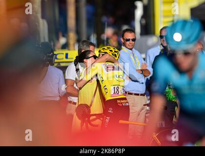 Yellow Jersey  celebreates with his wife Jonas VINGEGAARD, after finish the final Stage of the Tour De France, Lacapelle-Marival to Rocamadour, on Saturday 24th July 2022 Credit: Pete Goding/Godingimages/PA Images Stock Photo