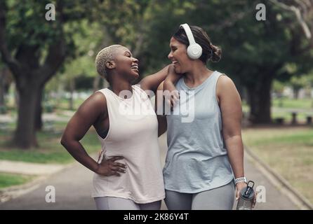 My friend always motivates me to go harder. two young woman taking a break during their workout. Stock Photo