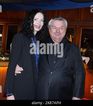 Berlin, Germany. 20th Oct, 2022. Moderator Waldemar Hartmann with wife Petra Böllmann taken on 20.10.2022 at the Diabetes Gala in the Tipi am Kanzleramt in Berlin Tiergarten. Credit: XAMAX/dpa/Alamy Live News Stock Photo