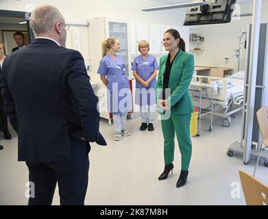 Huddinge, Sweden. 21st Oct, 2022. Crown Princess Victoria of Sweden visits The Tobias Registry at the Karolinska hospital in Huddinge. The Tobias Registry is the national Swedish register for blood stem cells and consists of a register of people in Sweden who are willing to donate blood stem cells.Stockholm, Sweden, October 21 2022. Photo: Anders Wiklund / TT / kod 10040 Credit: TT News Agency/Alamy Live News Stock Photo