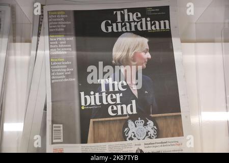 London, UK. 21 October, 2022. A copy of The Guardian newspaper is on display at a supermarket, reporting on Liz Truss' resignation after only 45 days serving as British Prime Minister. Picture date: Friday October 21, 2022. Credit: Isabel Infantes/Empics/Alamy Live News Stock Photo