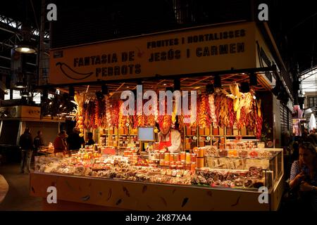 The Fantasia de Pebrots fruit and vegetable stall at La Boqueria Market in Barcelona, Spain Stock Photo