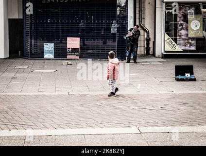 Street Musician Outside Boarded Up Shops in Bedford Town Centre Stock Photo