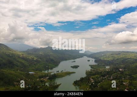 Hills with tea plantations around the lake in the mountains. Maskeliya, Castlereigh, Sri Lanka. Stock Photo