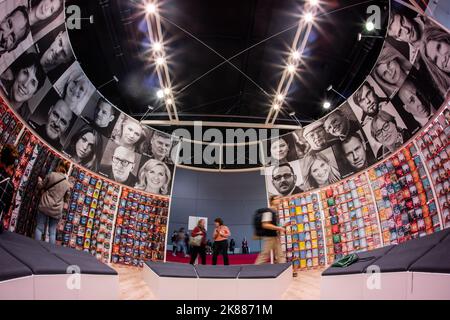 Frankfurt, Germany. 19th Oct, 2022. Frankfurt Book Fair, Frankfurter Buchmesse 2022: booth of German publishing group Droemer Knaur. Credit: Christian Lademann / LademannMedia Stock Photo