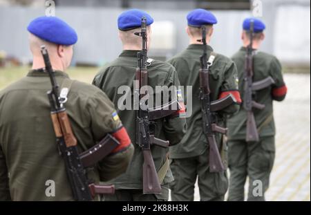Soldiers with assault rifles AK. Ukrainian soldiers Stock Photo - Alamy