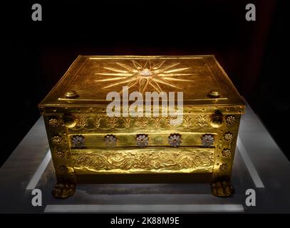 The gold burial casket for the bones of Kind Philip II of Macedon,  Museum of the Royal Tombs of Aigai, Vergina, Macedonia, Greece Stock Photo