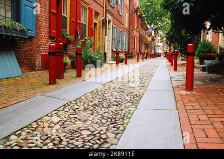 Elfreth's Alley, in historic Philadelphia, dates back to colonial times and is said to be the oldest inhabited street in the United States Stock Photo