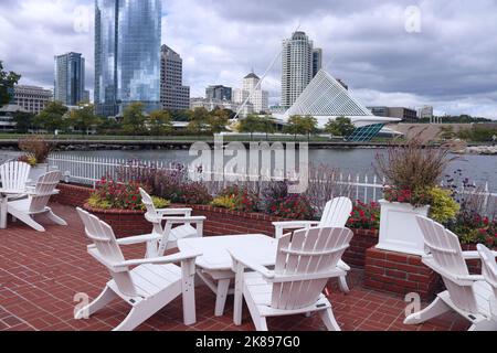 Outdoor Patio Restaurant overlooking Lake Michigan and the city of Milwaukee Stock Photo