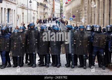 Paris, France. 18th Oct, 2022. Interprofessional demonstration at the call of the unions on October 18, 2022 in Paris, France Stock Photo