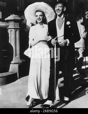 Judy Garland, Bing Crosby, on-set of the Film, 'Easter Parade', MGM, 1948 Stock Photo