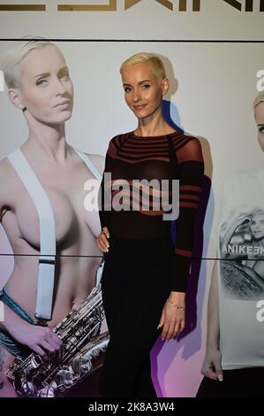 Anike Ekina auf der 25. Venus Berlin 2022 in den Messehallen unter dem