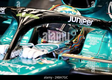 Austin, Vereinigte Staaten. 21st Oct, 2022. October 21, 2022, Circuit of The Americas, Austin, FORMULA 1 ARAMCO UNITED STATES GRAND PRIX 2022, in the picture Sebastian Vettel (DEU), Aston Martin Aramco Cognizant Formula One Team Credit: dpa/Alamy Live News Stock Photo