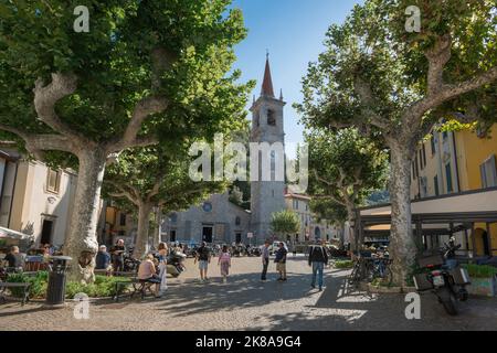 Varenna town center, view in summer of the Piazza San Giorgio in the scenic lakeside town of Varenna, Lake como, Lombardy, Italy Stock Photo