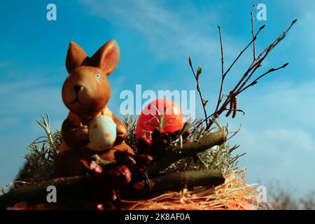 Frohe Ostern - Osterhase mit Ei Stock Photo