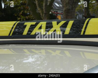 Cologne, Germany. 14th Oct, 2022. Cab sign on the roof of a cab Credit: Horst Galuschka/dpa/Alamy Live News Stock Photo