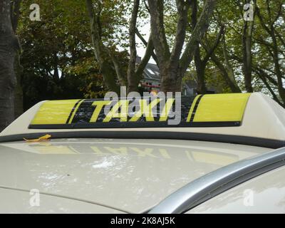 Cologne, Germany. 14th Oct, 2022. Cab sign on the roof of a cab Credit: Horst Galuschka/dpa/Alamy Live News Stock Photo