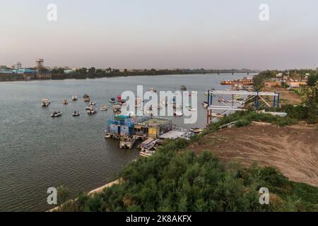 Boats on the Blue Nile river in Khartoum, capital of Sudan Stock Photo
