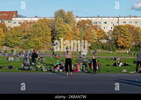 Tempelhofer Feld, Menschen bei Freizeitaktivitäten  auf der Startbahn und Landebahn auf dem ehemaligen Flughafen Berlin-Tempelhof, Berlin, Deutschland Stock Photo