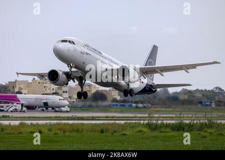 Lufthansa Airbus A320-214 (REG: D-AIUN) landing runway 31. This color  scheme is now being replaced with an all blue one Stock Photo - Alamy