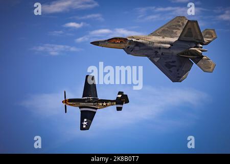 A P-51 Mustang and F-22 Raptor participate in a Heritage Flight at the 2022 Miramar Airshow in San Diego, California. Stock Photo