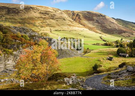 Slate trail through disused Rhiw Fachno quarry above village in valley in Snowdonia. Cwm Penmachno, Betws-y-Coed, Conwy, north Wales, UK, Britain Stock Photo