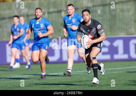 Newcastle, UK. 10th Sep, 2022. Brandon Wakeham of Fiji looks for support during The 2021 Rugby League World Cup match between Fiji and Italy at Kingston Park, Newcastle on Saturday 22nd October 2022. (Credit: Chris Lishman | MI News) Credit: MI News & Sport /Alamy Live News Stock Photo