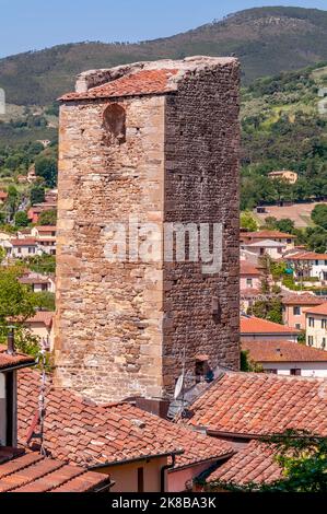 The ancient Torre dei Seretti in the historic center of Vicopisano, Pisa, Italy Stock Photo