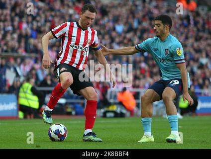 Sunderland, UK. 22nd October 2022Sunderland, UK. 22nd Oct 2022. Sunderland's Corry Evans is challenged by Burnley's Anass Zaroury during the Sky Bet Championship match between Sunderland and Burnley at the Stadium Of Light, Sunderland on Saturday 22nd October 2022. (Credit: Michael Driver | MI News) Credit: MI News & Sport /Alamy Live News Stock Photo