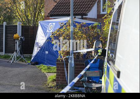 Washington Drive, Birmingham - October 22nd 2022 - A woman collapsed onto the ground with grief crying out for her 'brother' who was stabbed and killed on Washington Drive in Handsworth Wood just after 11pm last night (21 Oct). The 29-year-old victim, named locally as 'Jamie' was stabbed to death. The woman was consoled by a family friend as she screamed out in agony. Floral tributes and bottles of beer were left at the scene along with heartfelt messages from friends and family. Credit: Scott CM/Alamy Live News Stock Photo